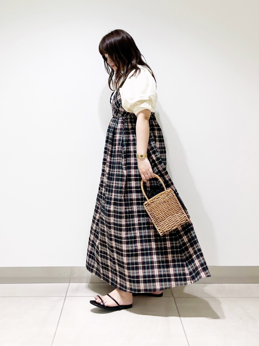 ブルー系のワンピース、ホワイト系のTシャツ/カットソー、ブラック系のサンダルを着用したレディースの春コーディネートの5枚目の写真