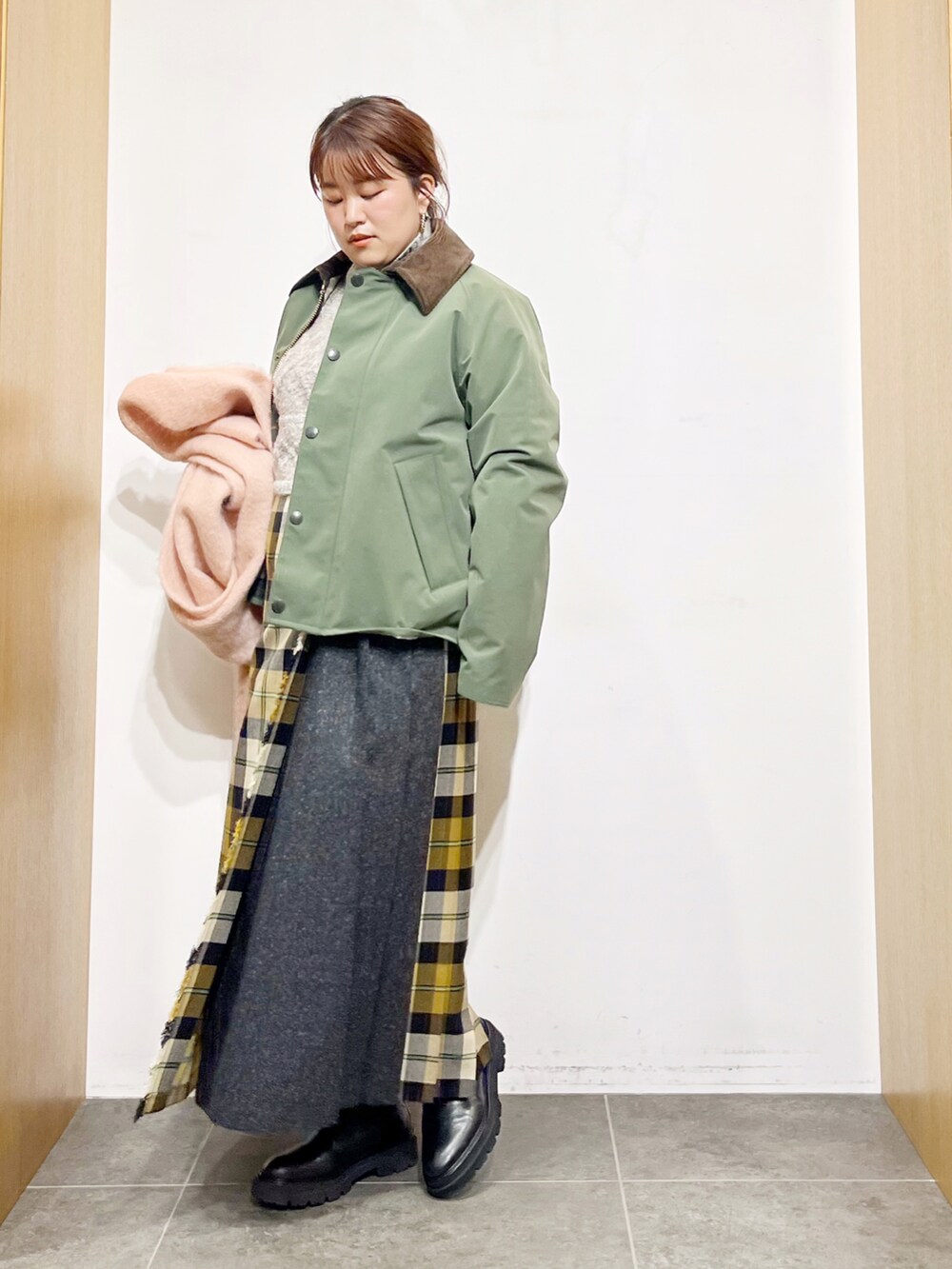 グリーン系のその他アウター、ベージュ系のニット/セーター、ベージュ系のスカートを着用したレディースの秋コーディネートの3枚目の写真