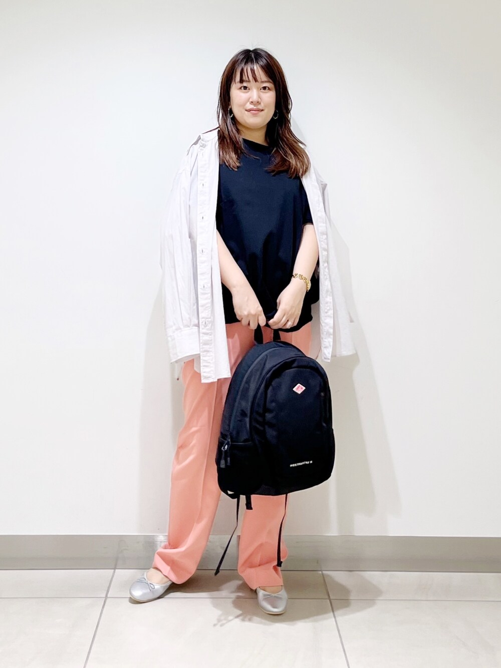 ブラック系のTシャツ/カットソー、ベージュ系のシャツ/ブラウス、ブラック系のバックパック/リュックを着用したレディースの夏コーディネートの9枚目の写真