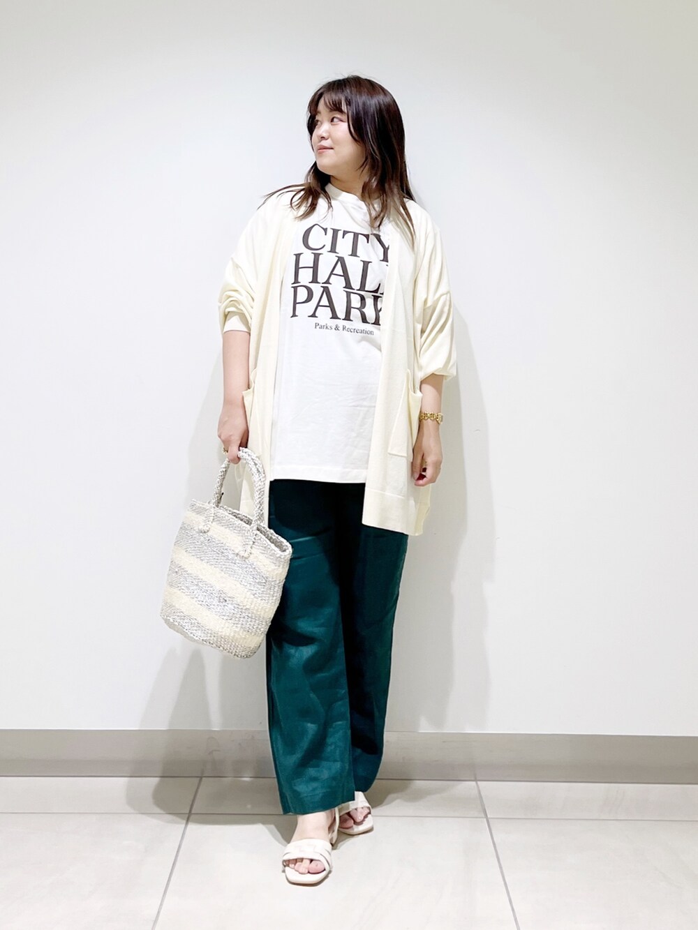 ホワイト系のTシャツ/カットソー、ホワイト系のカーディガン/ボレロ、グリーン系のその他パンツを着用したレディースの春コーディネートの4枚目の写真