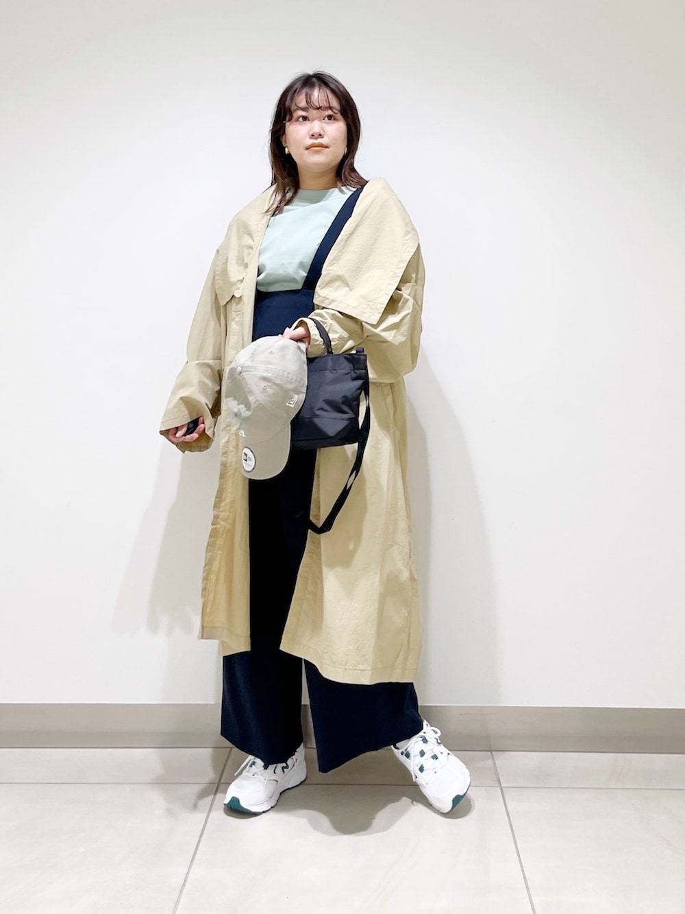 グリーン系のTシャツ/カットソー、ベージュ系のその他アウター、ブルー系のサロペット/オーバーオールを着用したレディースの春コーディネートの2枚目の写真