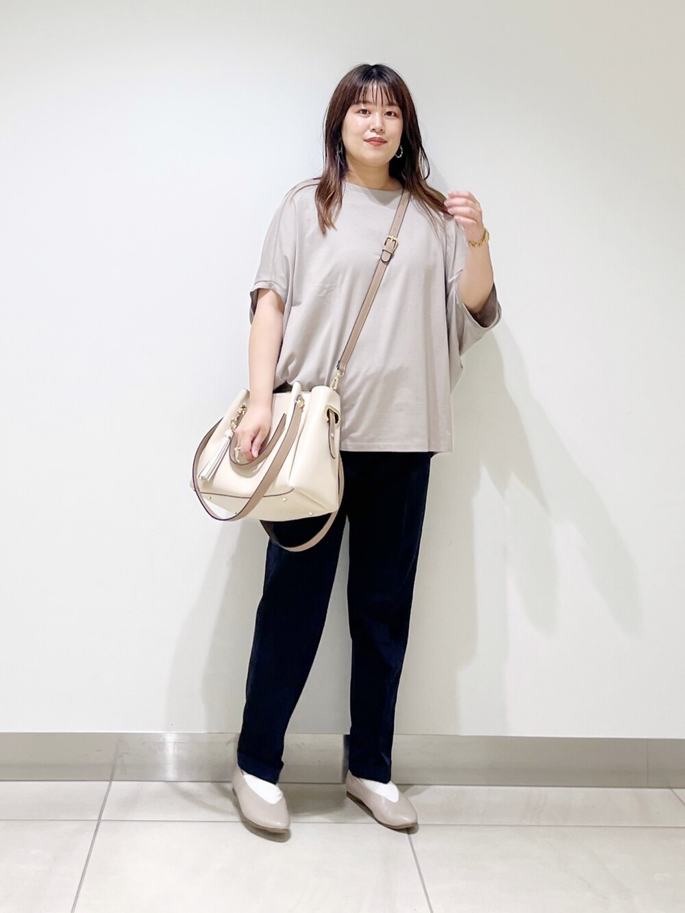 グレー系のTシャツ/カットソー、ブルー系のパンツ、ホワイト系のトートバッグを着用したレディースの夏コーディネートの9枚目の写真