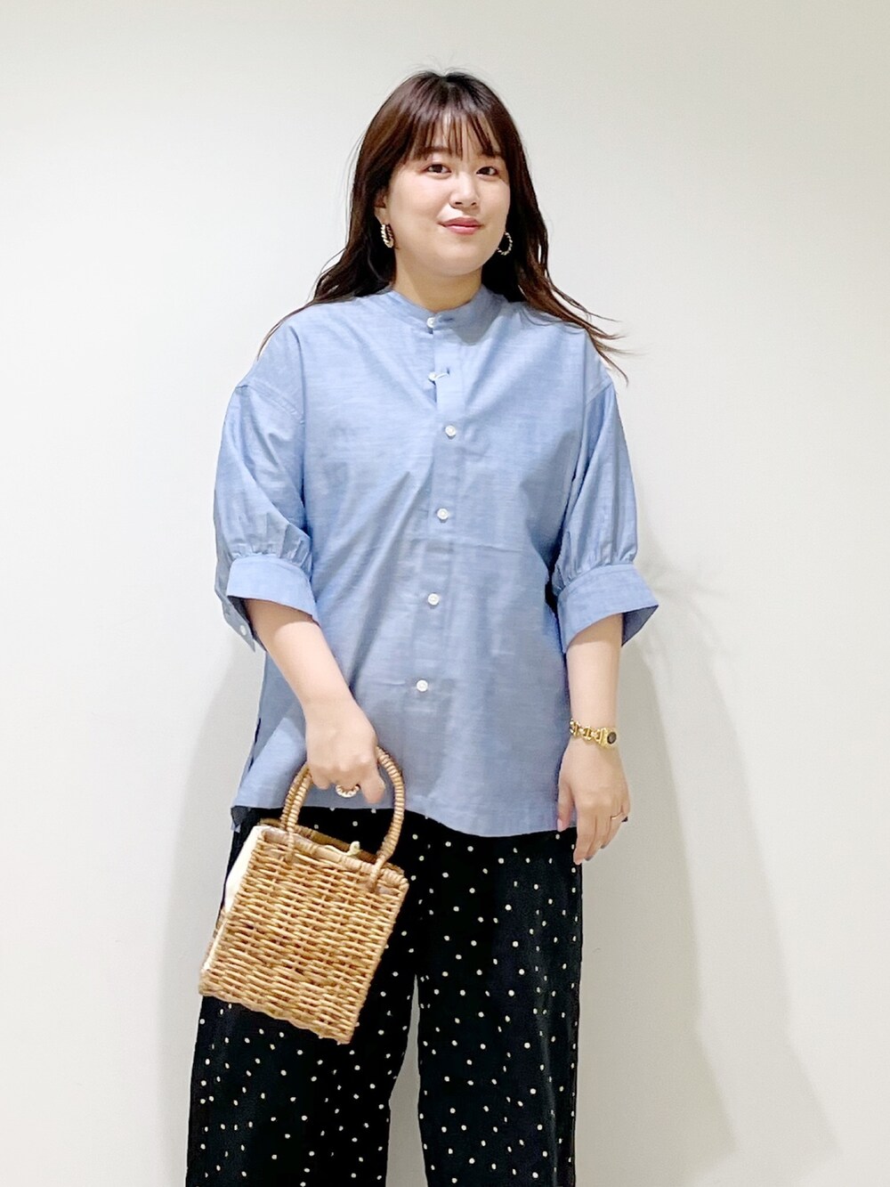 ブルー系のシャツ/ブラウス、ブラック系のその他パンツ、ベージュ系のハンドバッグを着用したレディースの夏コーディネートの7枚目の写真