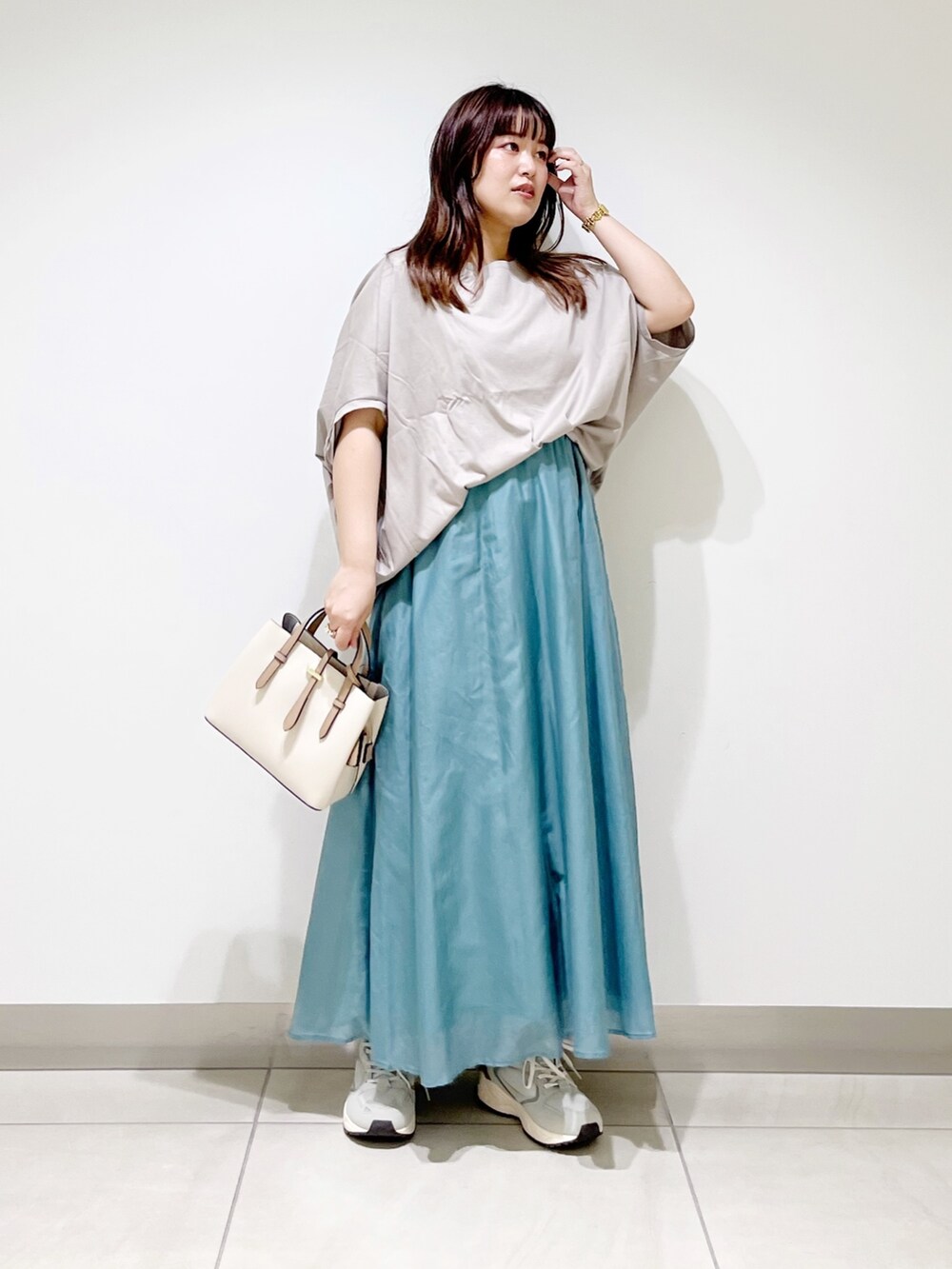 グレー系のTシャツ/カットソー、ホワイト系のスカート、ホワイト系のトートバッグを着用したレディースの夏コーディネートの8枚目の写真