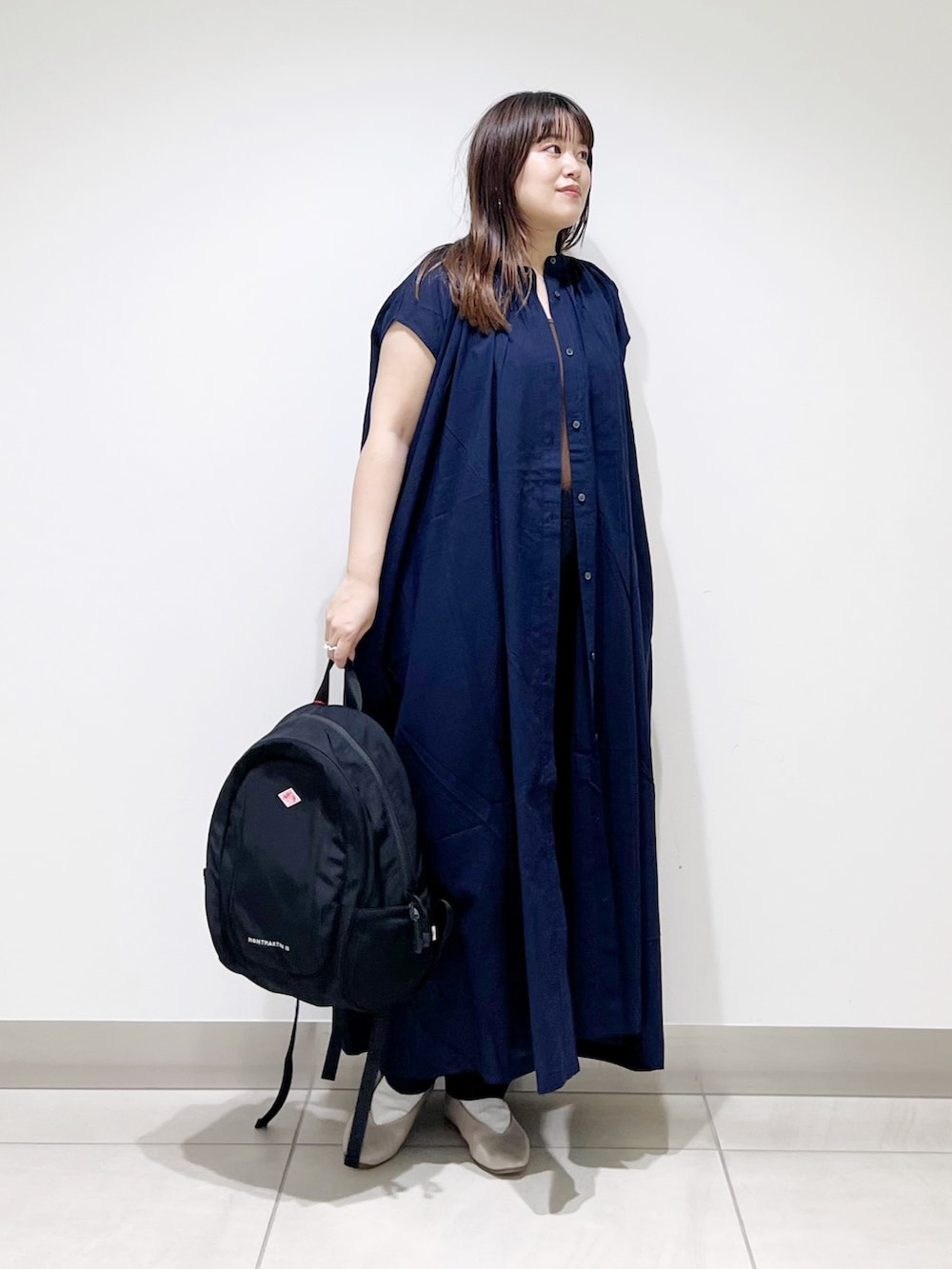 ブラック系のその他パンツ、ブルー系のワンピース、ブラウン系のタンクトップを着用したレディースの夏コーディネートの10枚目の写真