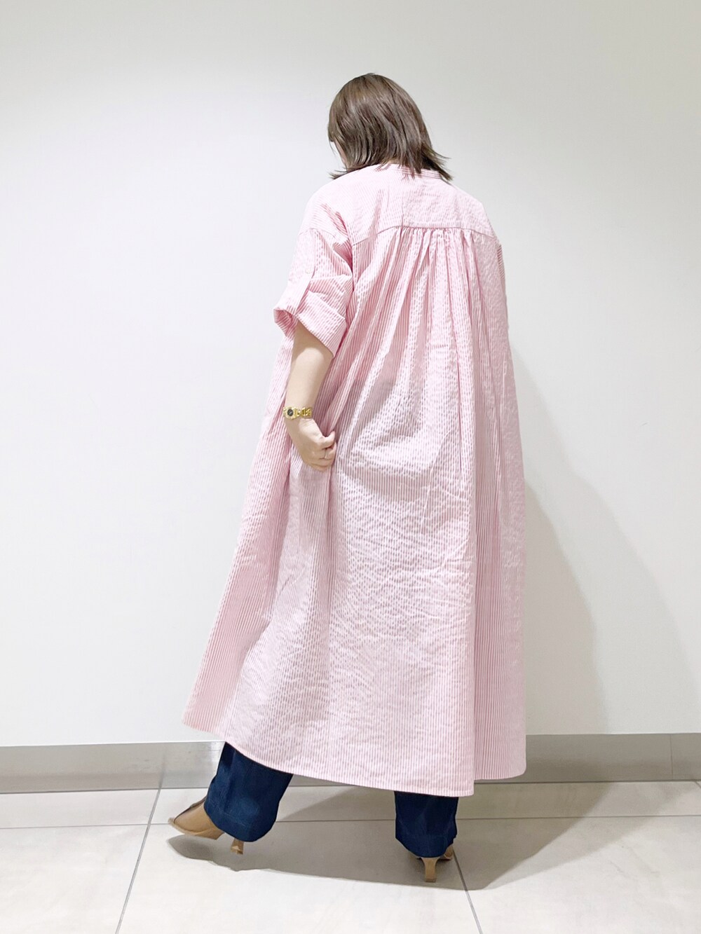 ピンク系のワンピース、ブルー系のTシャツ/カットソー、ベージュ系のサンダルを着用したレディースの夏コーディネートの4枚目の写真