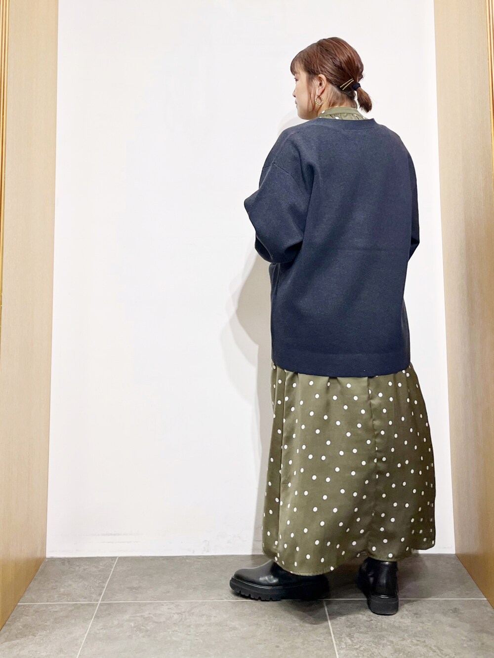 ブルー系のカーディガン/ボレロ、グリーン系のワンピース、ブルー系のハンドバッグを着用したレディースの冬コーディネートの5枚目の写真