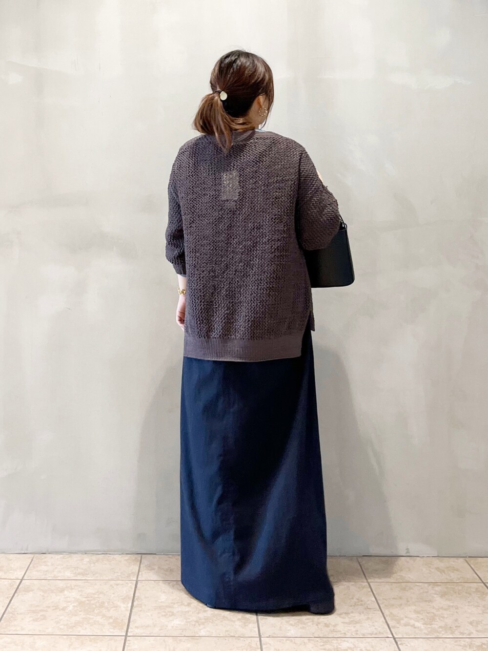 グレー系のカーディガン/ボレロ、ブルー系のワンピース、グレー系のTシャツ/カットソーを着用したレディースの夏コーディネートの7枚目の写真