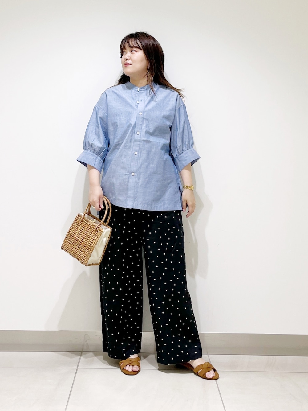 ブルー系のシャツ/ブラウス、ブラック系のその他パンツ、ベージュ系のハンドバッグを着用したレディースの夏コーディネートの10枚目の写真