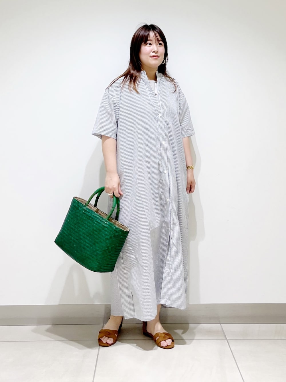 ブラック系のワンピース、グレー系のTシャツ/カットソー、グリーン系のハンドバッグを着用したレディースの夏コーディネートの9枚目の写真