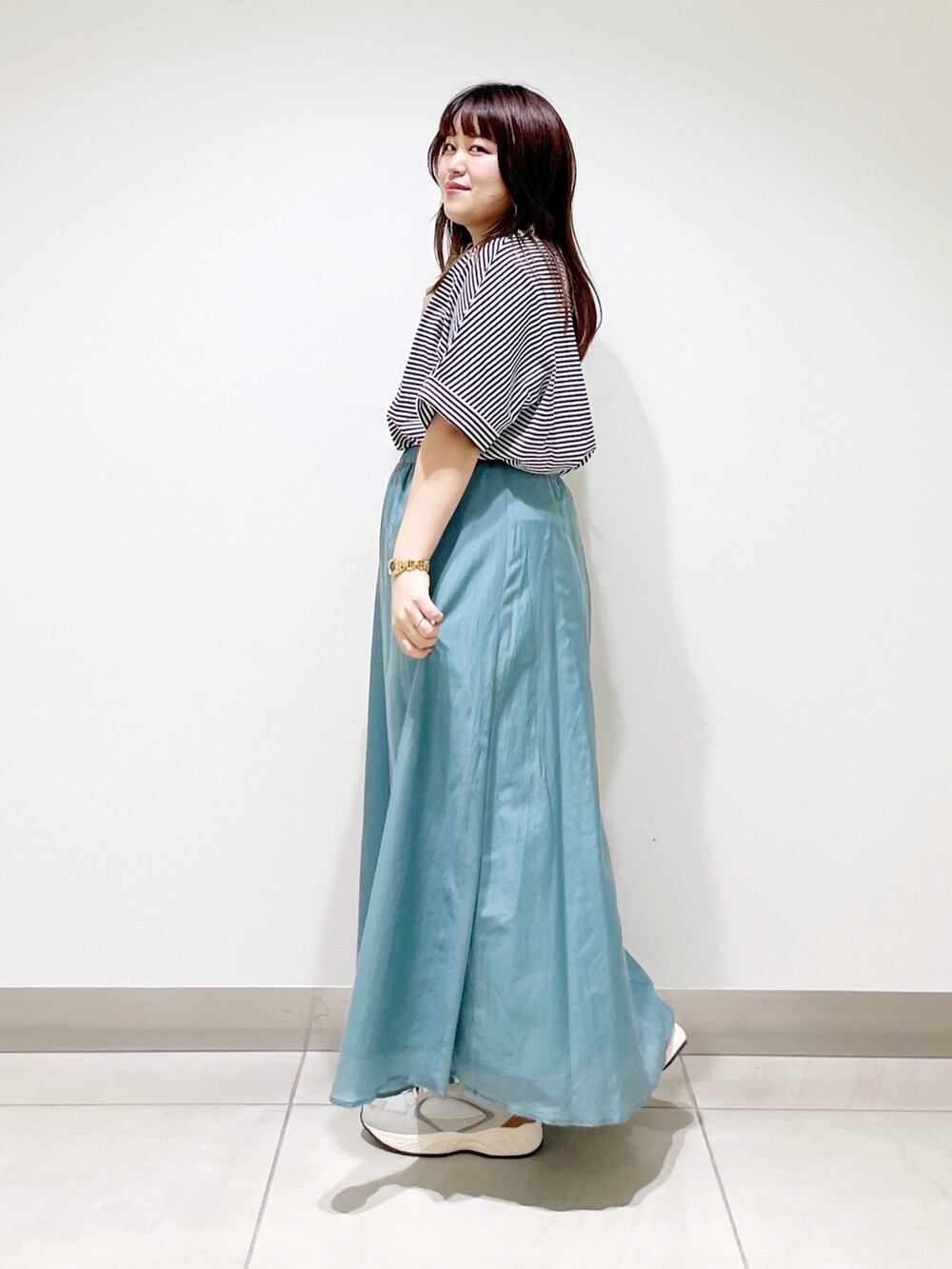 ホワイト系のTシャツ/カットソー、ホワイト系のスカート、ブラウン系のトートバッグを着用したレディースの夏コーディネートの6枚目の写真