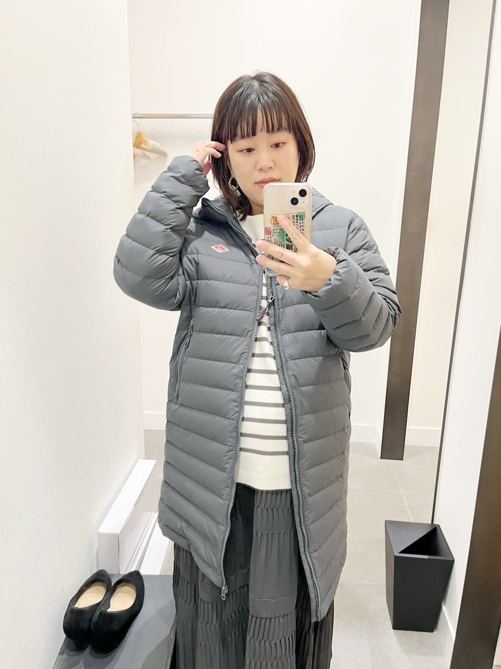 グレー系のその他アウター、グレー系のニット/セーター、グレー系のスカートを着用したレディースの秋コーディネートの4枚目の写真