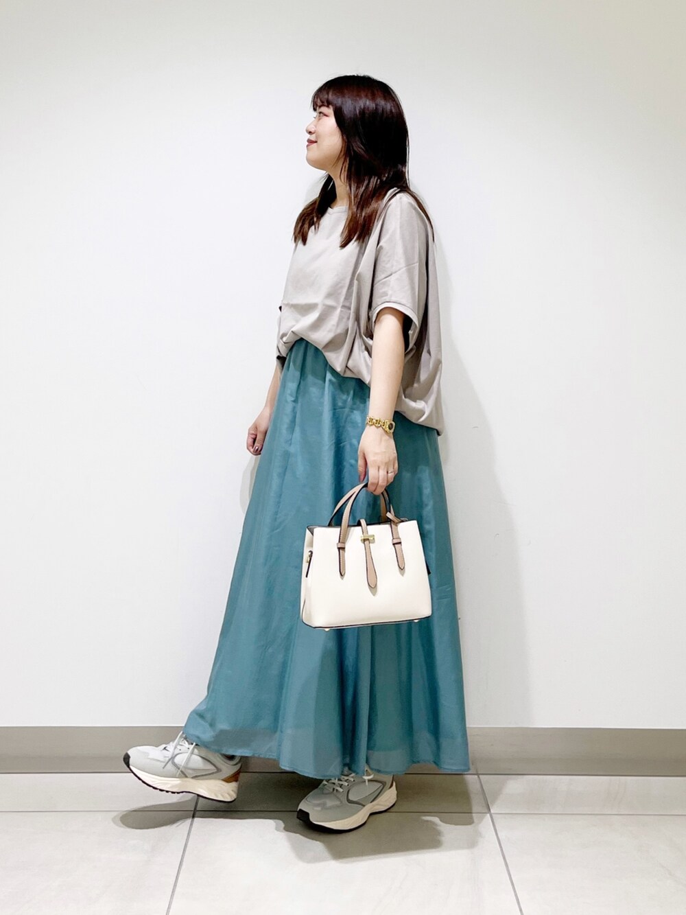 グレー系のTシャツ/カットソー、ホワイト系のスカート、ホワイト系のトートバッグを着用したレディースの夏コーディネートの6枚目の写真