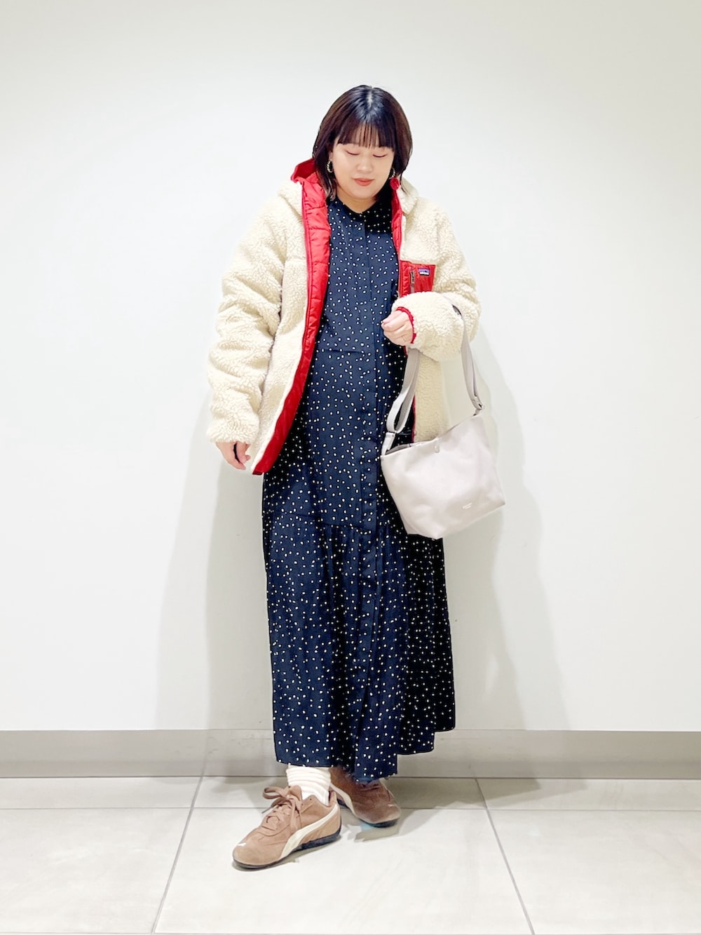 レッド系のその他アウター、ブラック系のワンピース、グレー系のショルダーバッグを着用したレディースの秋コーディネートの10枚目の写真