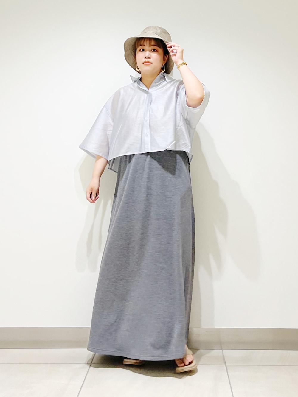 ブルー系のシャツ/ブラウス、グレー系のスカート、ベージュ系のサンダルを着用したレディースの春コーディネートの5枚目の写真