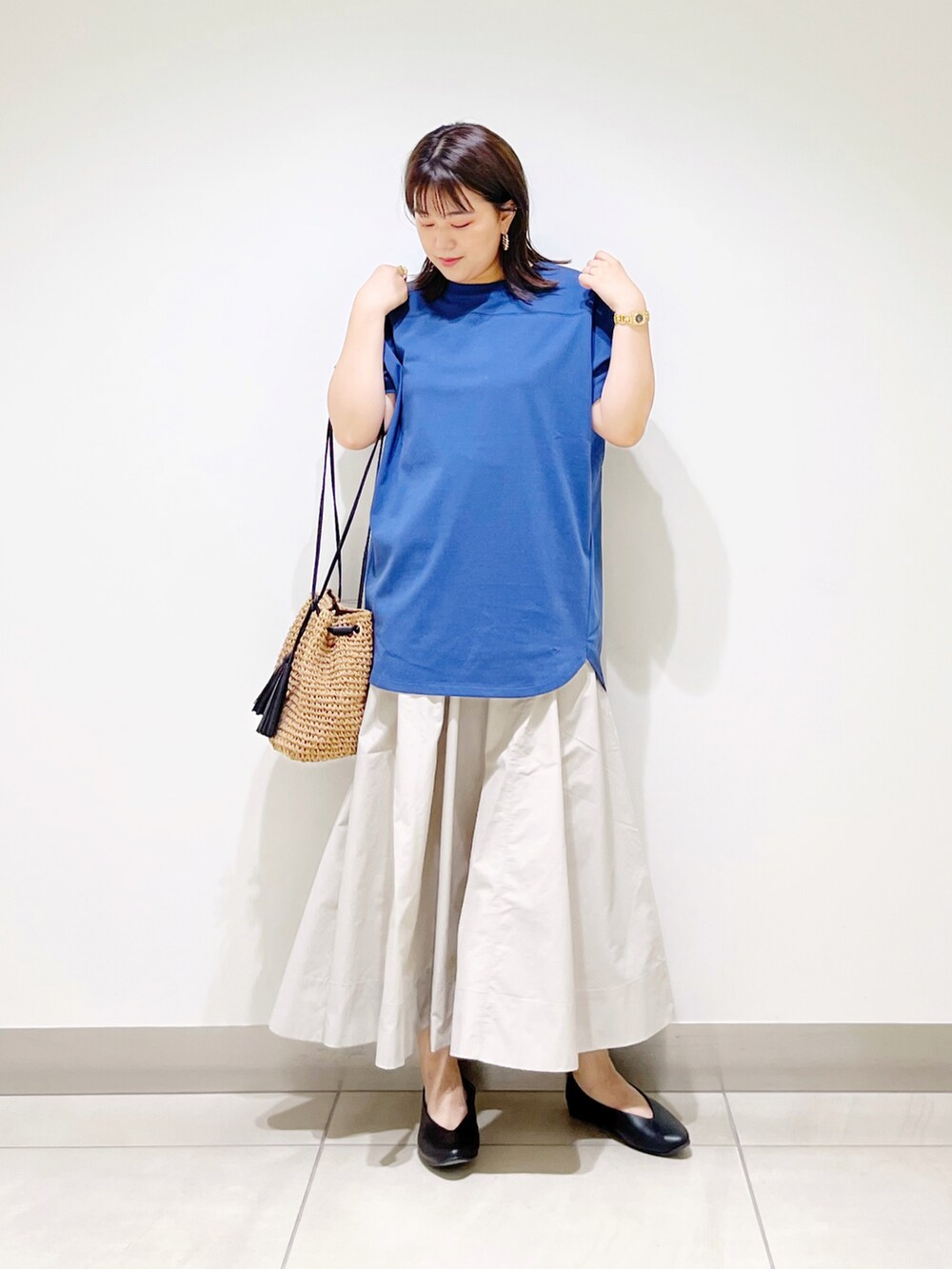 ブルー系のTシャツ/カットソー、ベージュ系のショルダーバッグ、ブラック系のパンプスを着用したレディースの夏コーディネートの3枚目の写真