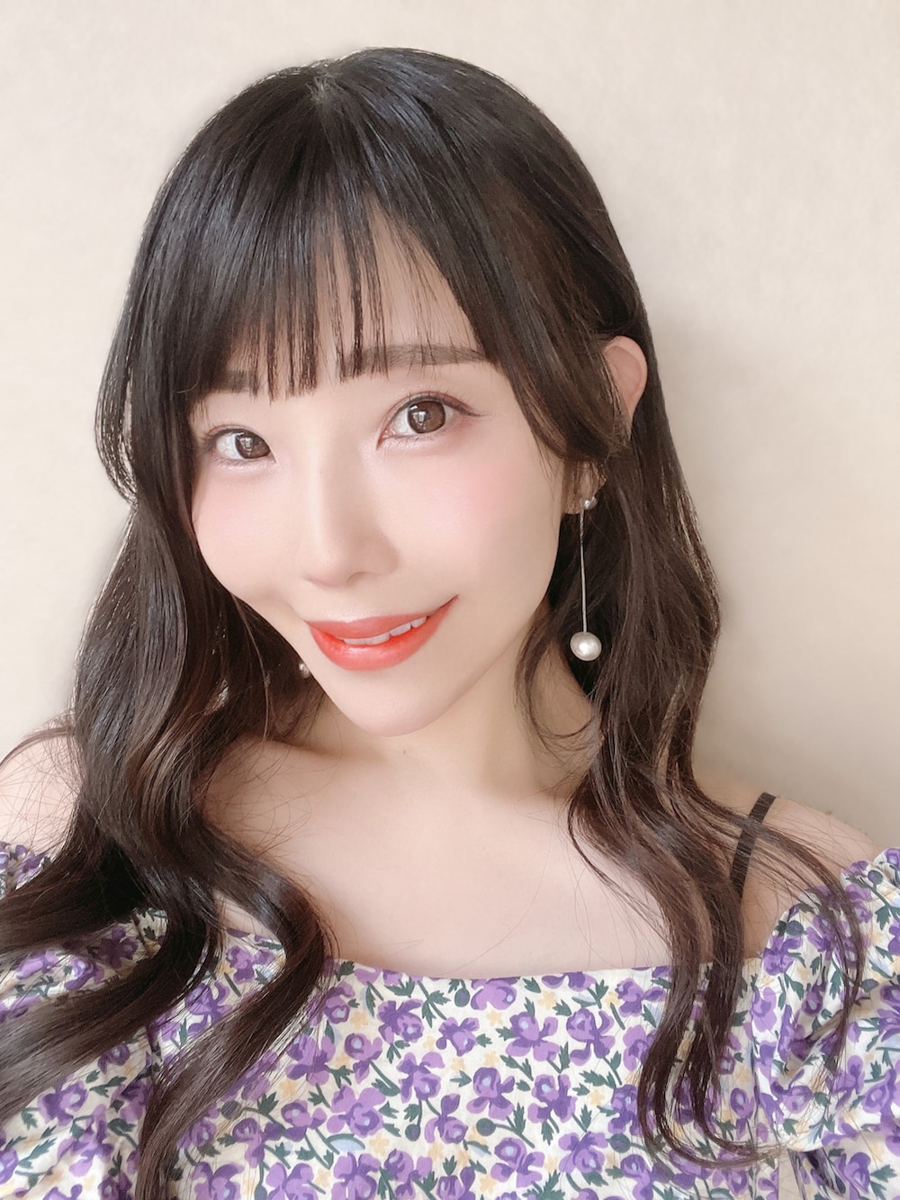 ブラック系のサンダル、パープル系のワンピース、その他のその他を着用したレディースの夏コーディネートの2枚目の写真