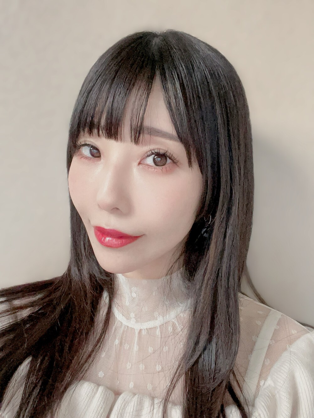 ホワイト系のブーツ、ホワイト系のワンピース、ピンク系のチークを着用したレディースの秋コーディネートの2枚目の写真