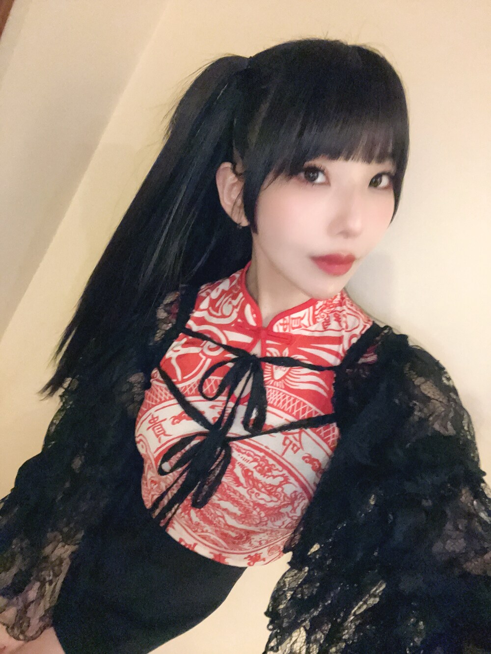 ブラック系のスカート、レッド系のTシャツ/カットソー、ブラック系のシャツ/ブラウスを着用したレディースの冬コーディネートの2枚目の写真