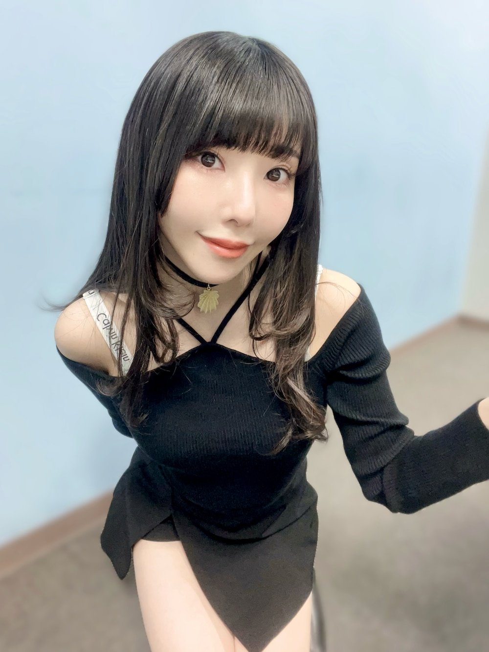 ブラック系のニット/セーター、ブラック系のスカート、ブラック系のブーツを着用したレディースの秋コーディネートの2枚目の写真