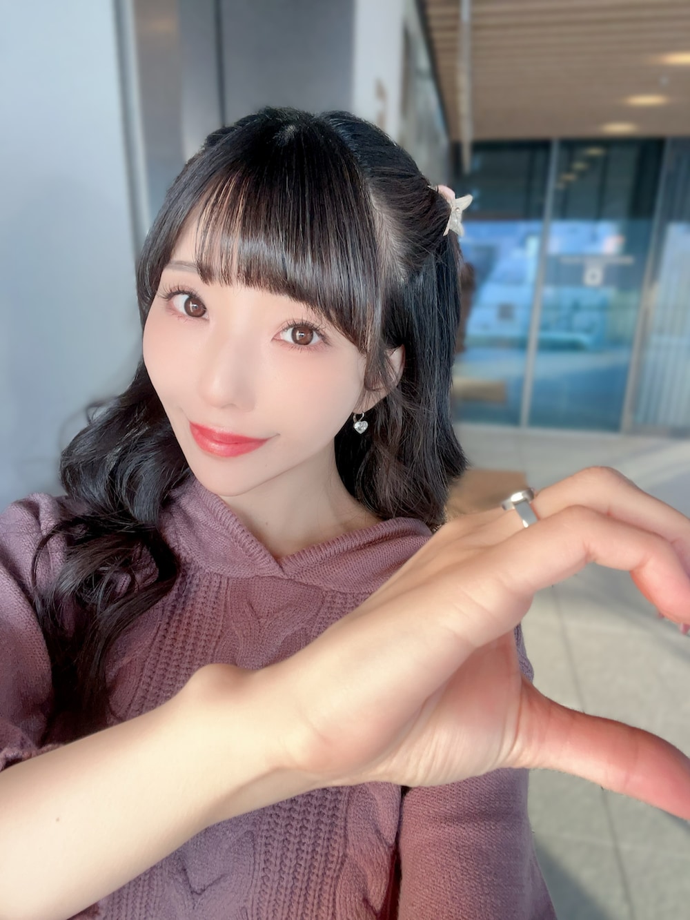 ピンク系のスカート、ピンク系のニット/セーター、ブラック系のブーツを着用したレディースの冬コーディネートの3枚目の写真