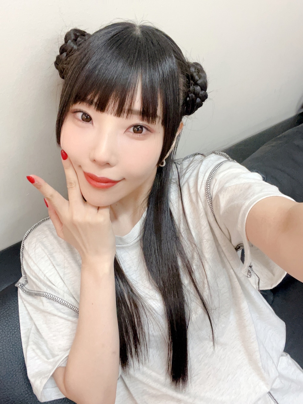 グレー系のルームウェア/パジャマ、イエロー系のソックス/靴下、シルバー系のピアス（両耳用）を着用したレディースの夏コーディネートの2枚目の写真