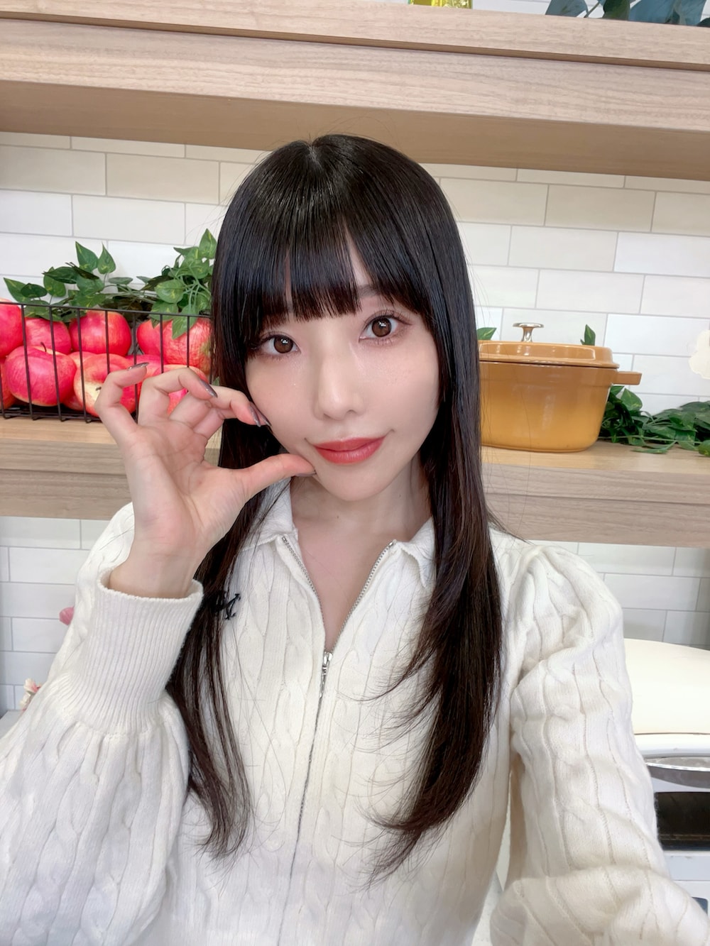 ホワイト系のブーツ、ホワイト系のニット/セーター、グレー系のスカートを着用したレディースの秋コーディネートの2枚目の写真