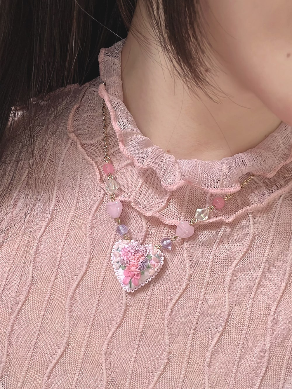レッド系のハンドバッグ、ピンク系のジャンパースカート、ピンク系のモカシン/デッキシューズを着用したレディースの春コーディネートの4枚目の写真