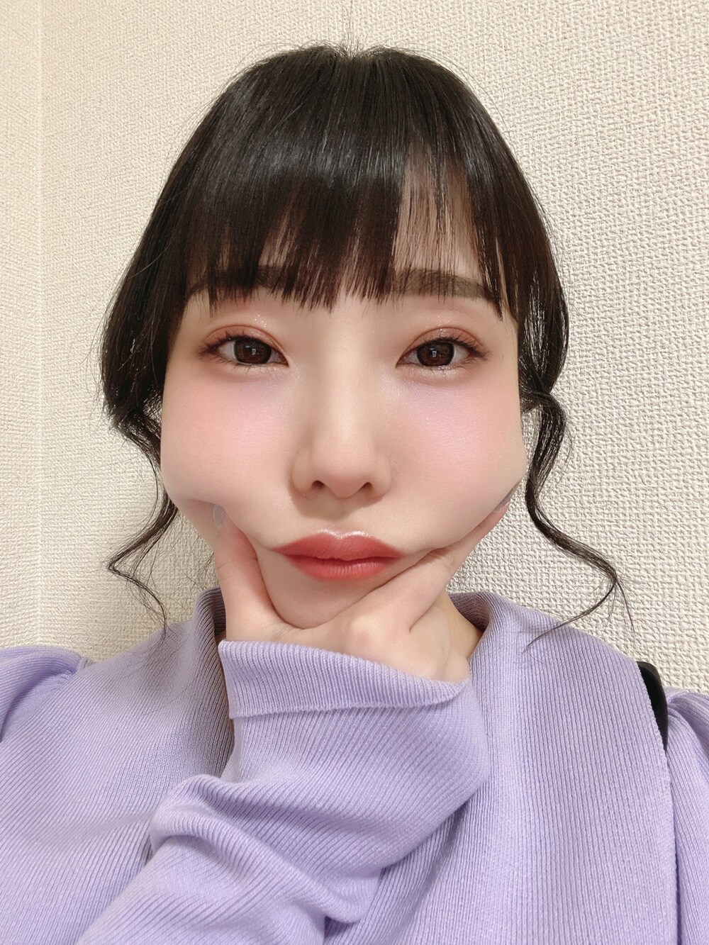 パープル系のニット/セーター、ブラック系のスカート、シルバー系のピアス（両耳用）を着用したレディースの春コーディネートの2枚目の写真