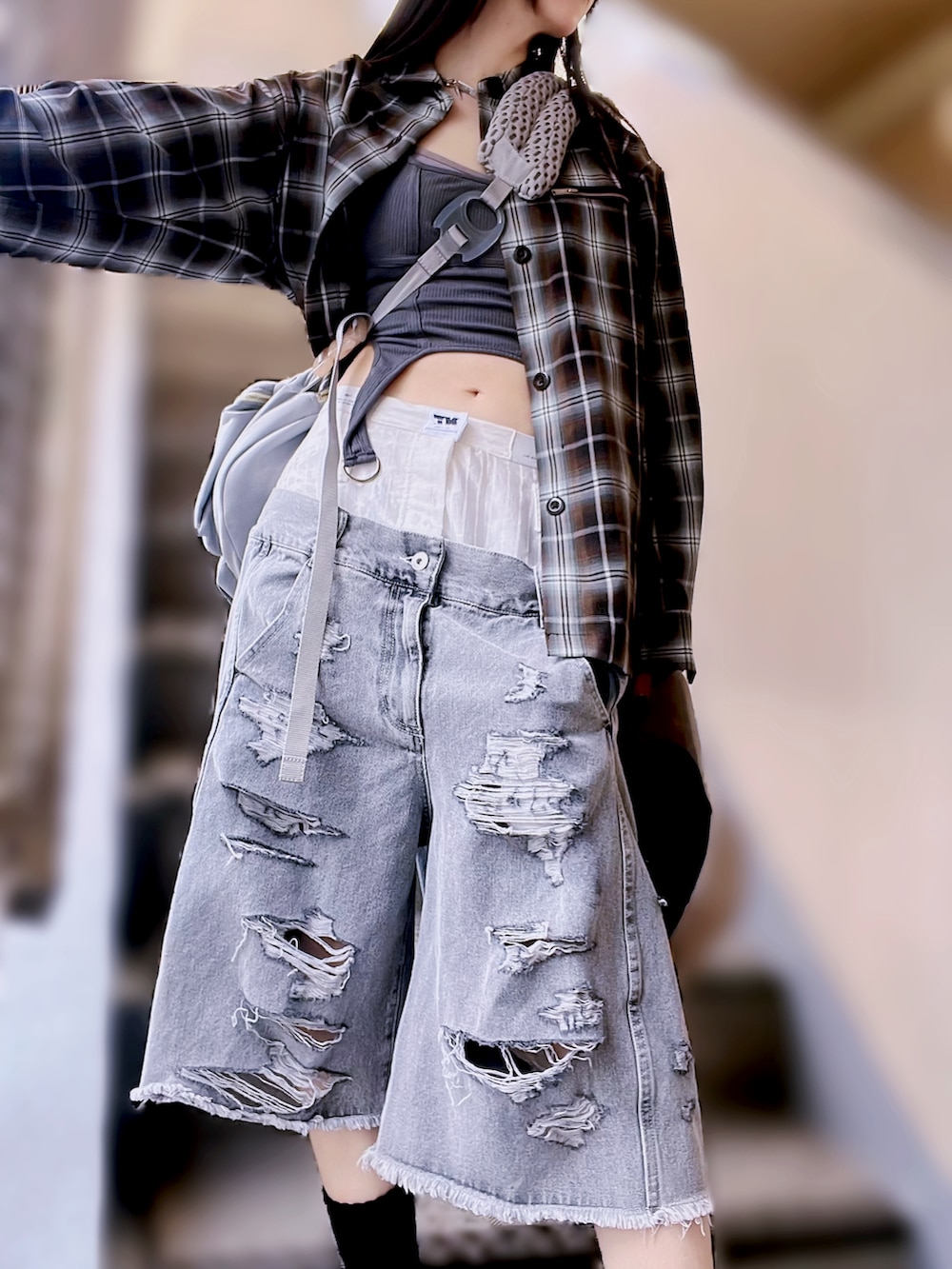 その他のシャツ/ブラウス、グレー系のデニムパンツ、ブラック系のスニーカーを着用したレディースの夏コーディネートの2枚目の写真