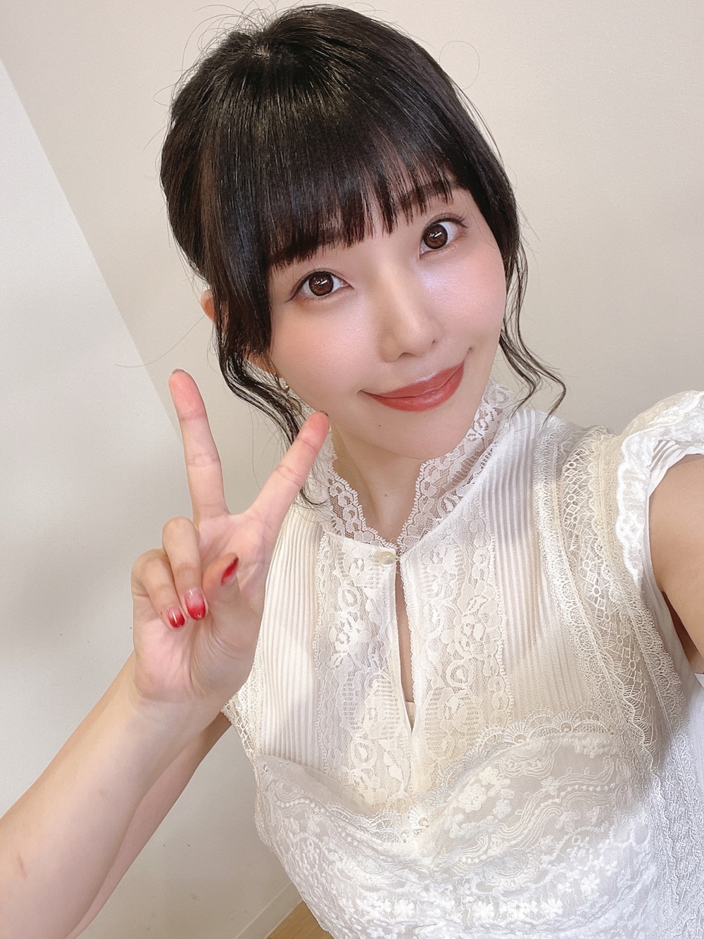 ブルー系のサンダル、ピンク系のワンピース、その他のワンピースを着用したレディースの夏コーディネートの2枚目の写真