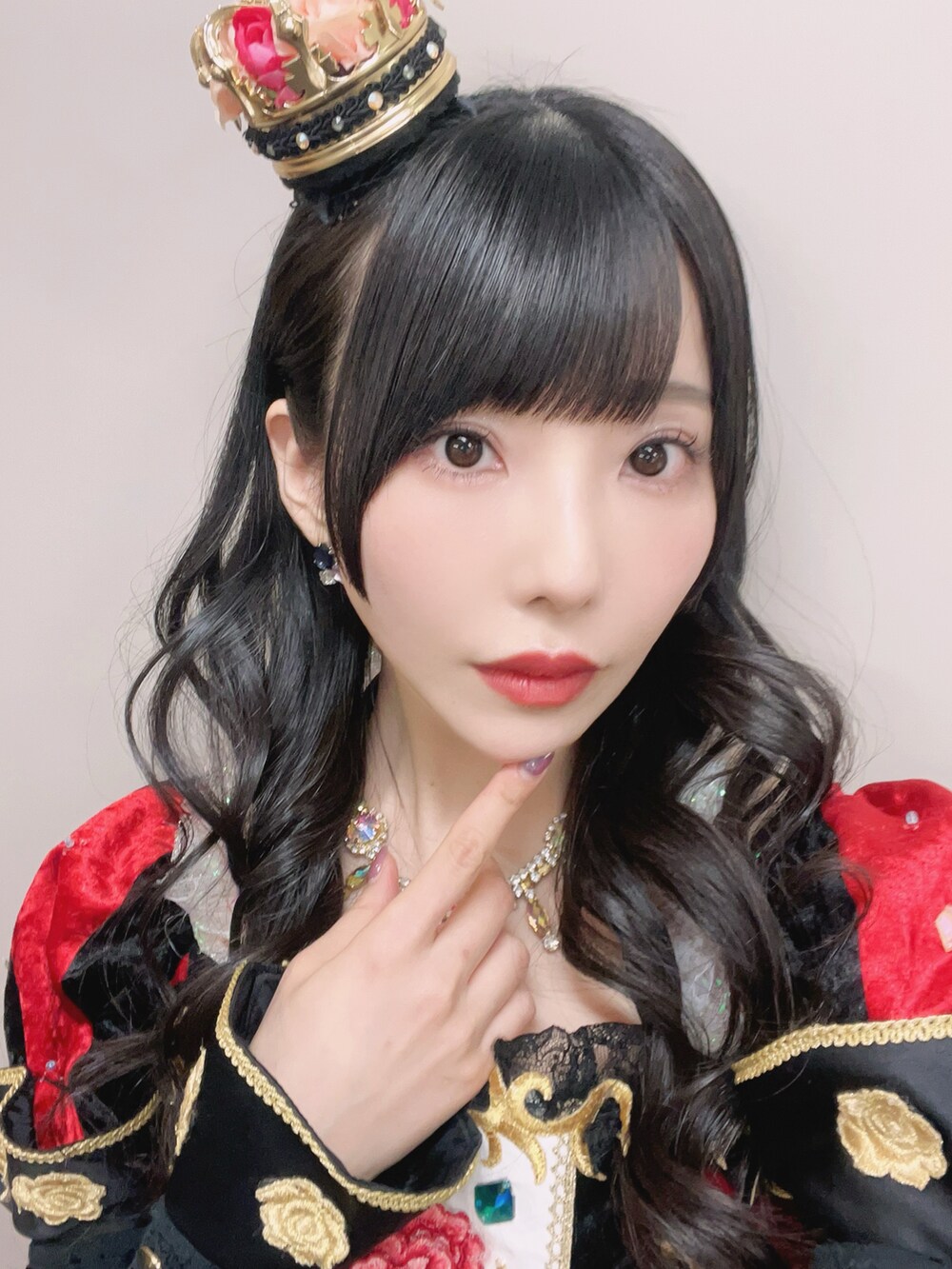 レッド系のスウェット、イエロー系のスカート、ピンク系のハイライト/シェーディングを着用したレディースの冬コーディネートの2枚目の写真