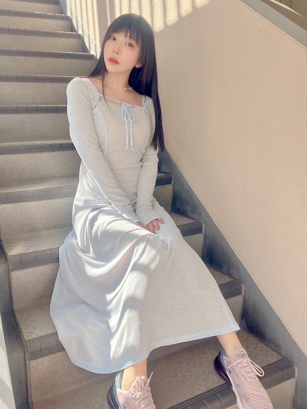 ブルー系のワンピース、パープル系のスニーカー、ホワイト系のアイシャドウを着用したレディースの春コーディネートの2枚目の写真