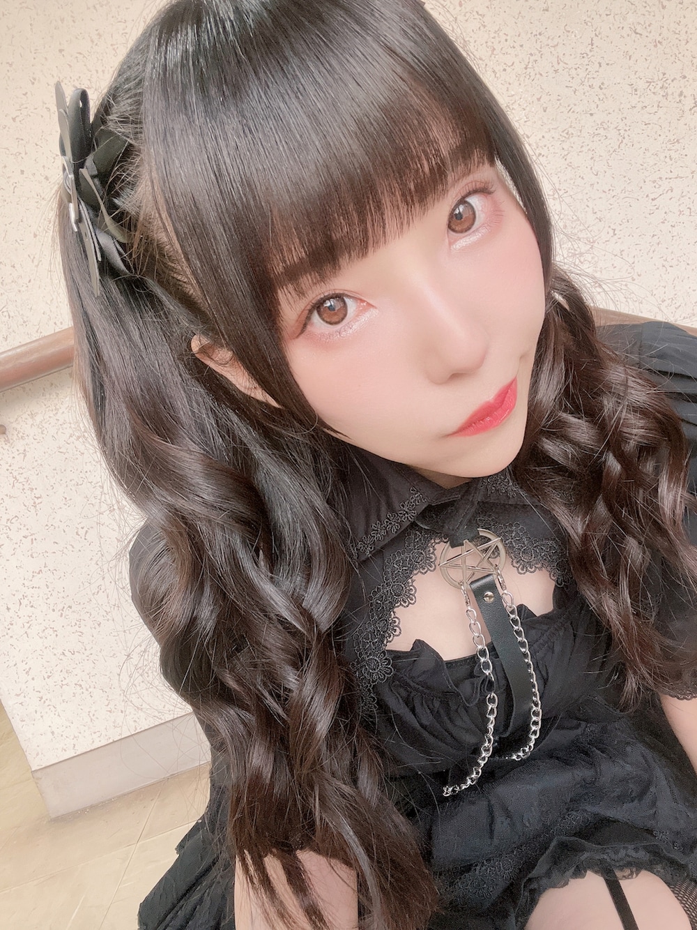 ブラック系のワンピース、シルバー系のピアス（両耳用）、その他のその他を着用したレディースの夏コーディネートの2枚目の写真