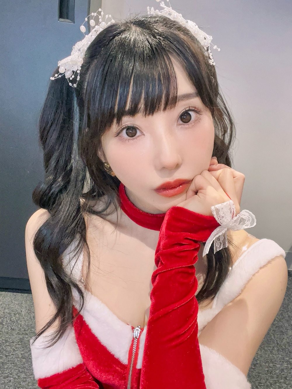 ホワイト系のニット/セーター、ブラック系のスカート、ホワイト系のブーツを着用したレディースの冬コーディネートの2枚目の写真