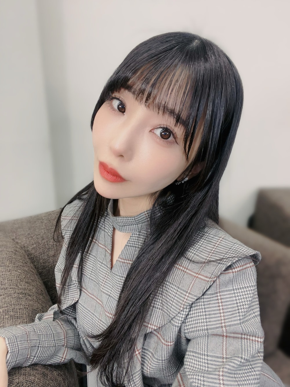 グレー系のワンピース、ブラック系のブーツ、その他のその他を着用したレディースの冬コーディネートの2枚目の写真