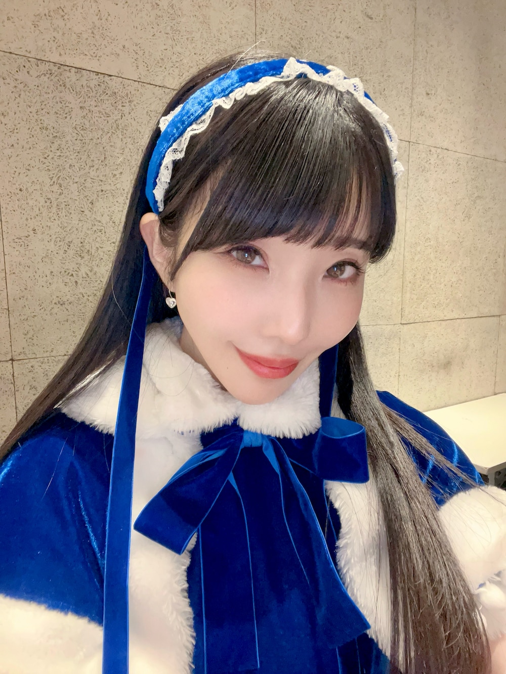 ブラック系のカーゴパンツ、ブラック系のTシャツ/カットソー、ブラック系のブーツを着用したレディースの冬コーディネートの2枚目の写真