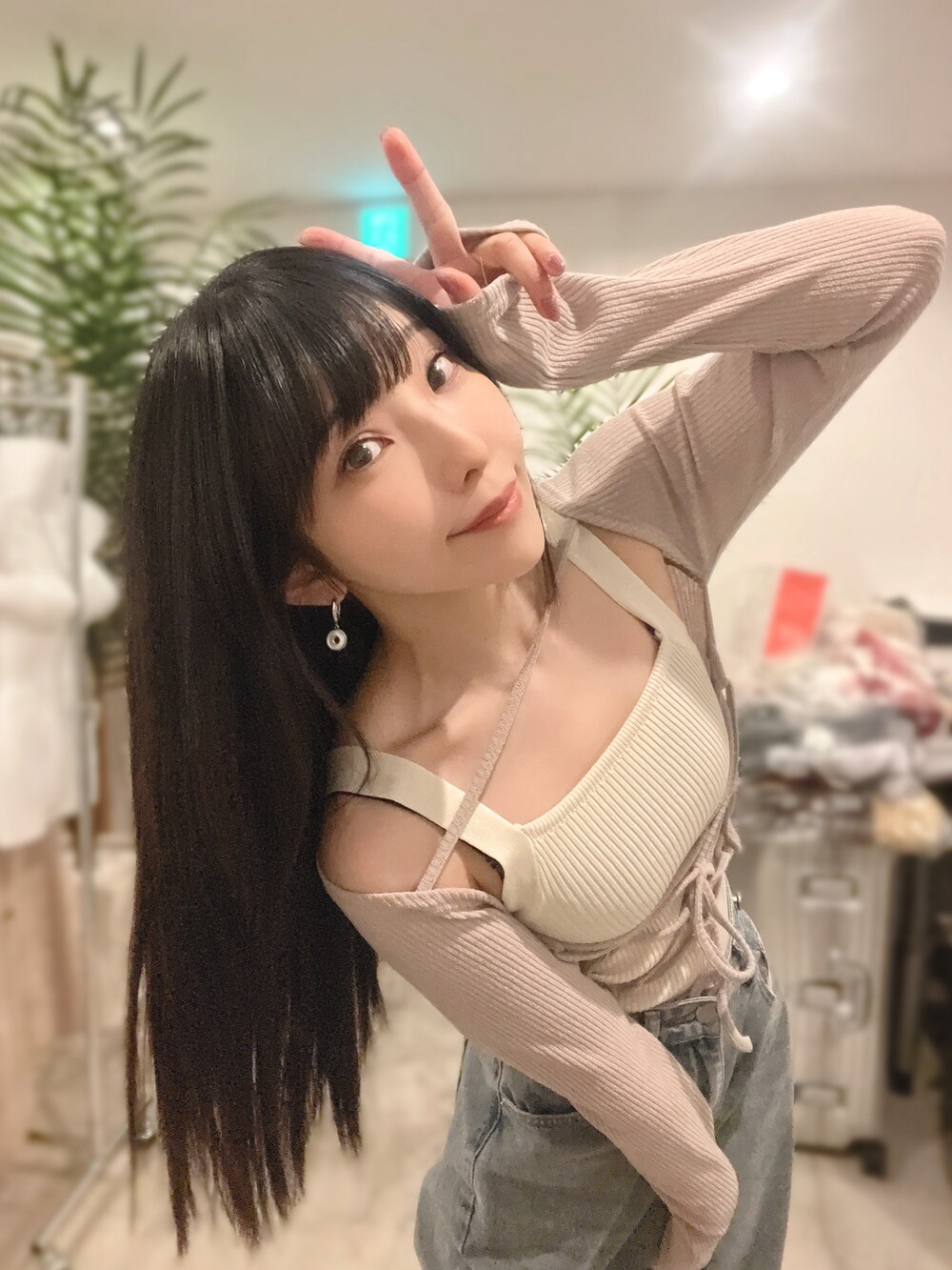 ベージュ系のカーディガン/ボレロ、ベージュ系のタンクトップ、ブルー系のセットアップを着用したレディースの冬コーディネートの2枚目の写真