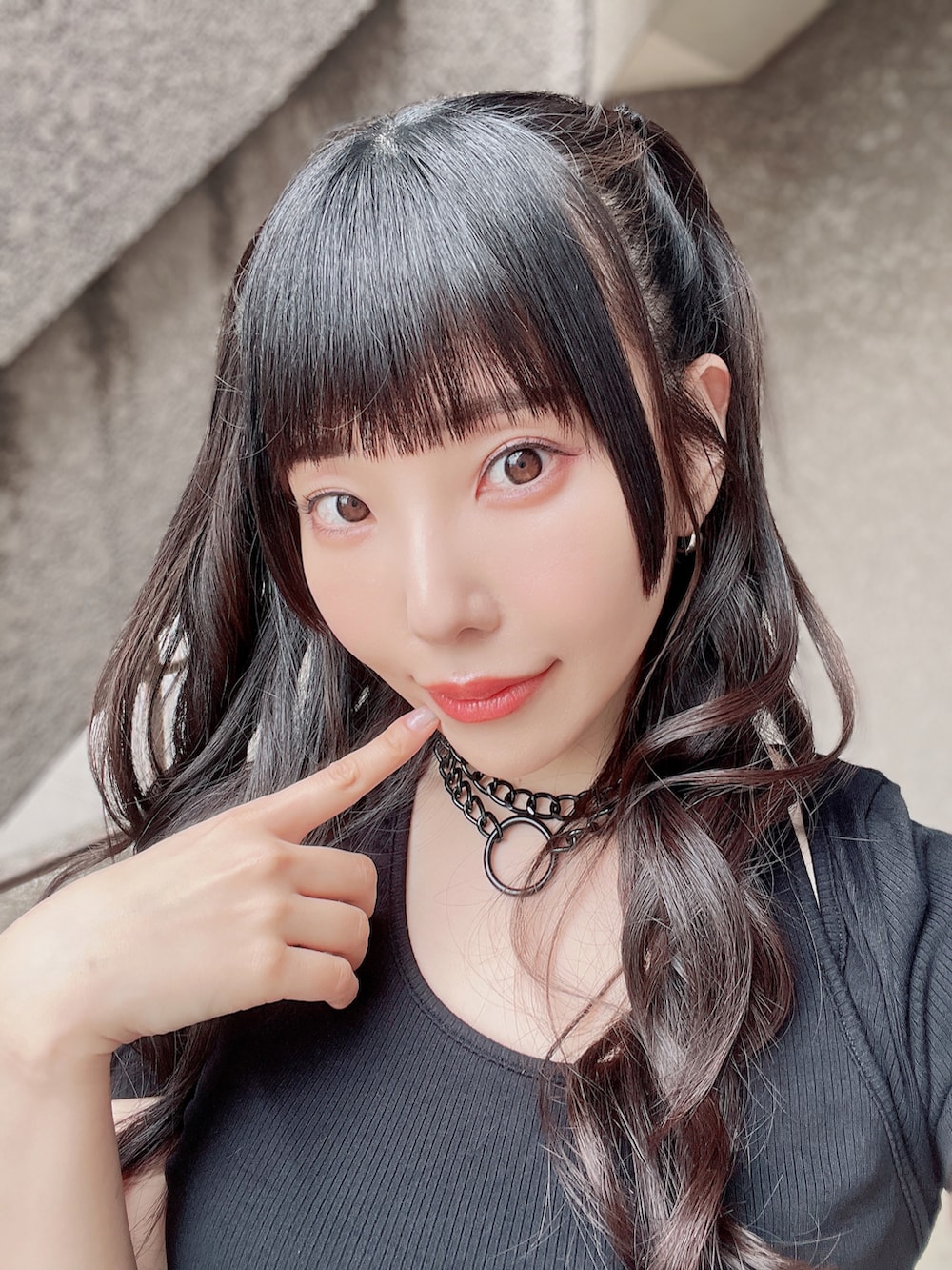 ブラック系のTシャツ/カットソー、ブラック系のサンダル、その他のその他を着用したレディースの夏コーディネートの2枚目の写真