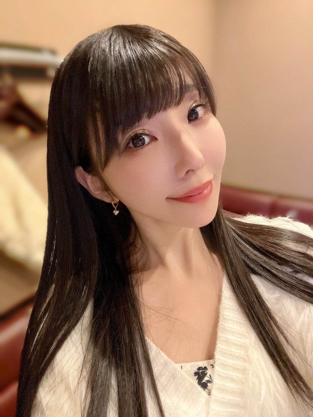 ホワイト系のカーディガン/ボレロ、ホワイト系のワンピース、その他のその他を着用したレディースの冬コーディネートの2枚目の写真