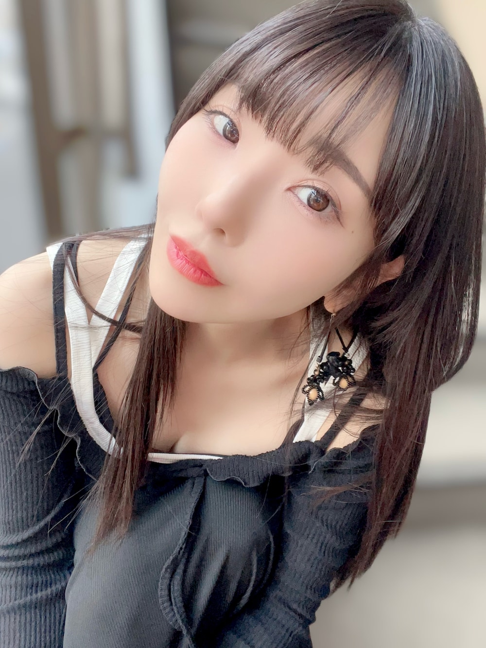 ブラック系のワンピース、ブラック系のカーディガン/ボレロ、ブラック系のサンダルを着用したレディースの春コーディネートの2枚目の写真