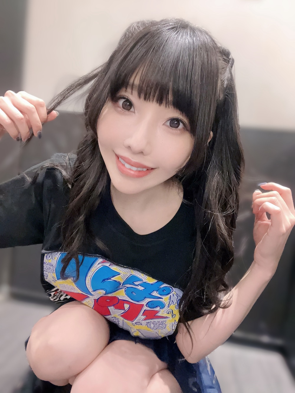 グレー系のスウェット、グレー系のスウェットパンツ、ベージュ系のレッグウォーマーを着用したレディースの秋コーディネートの2枚目の写真