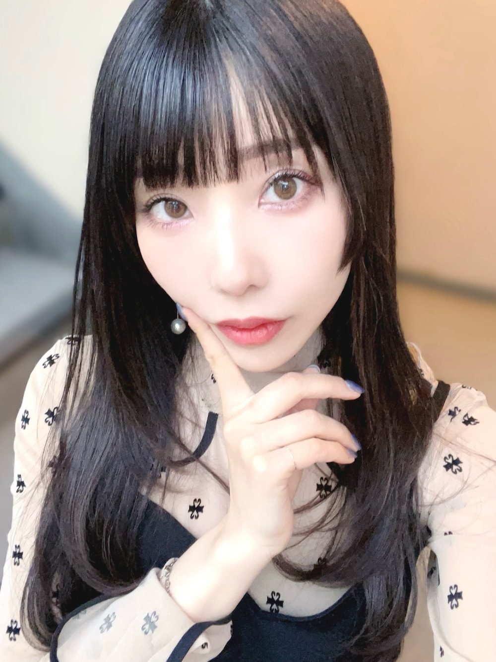 ベージュ系のTシャツ/カットソー、ブラック系のワンピース、ブラック系のブーツを着用したレディースの冬コーディネートの2枚目の写真