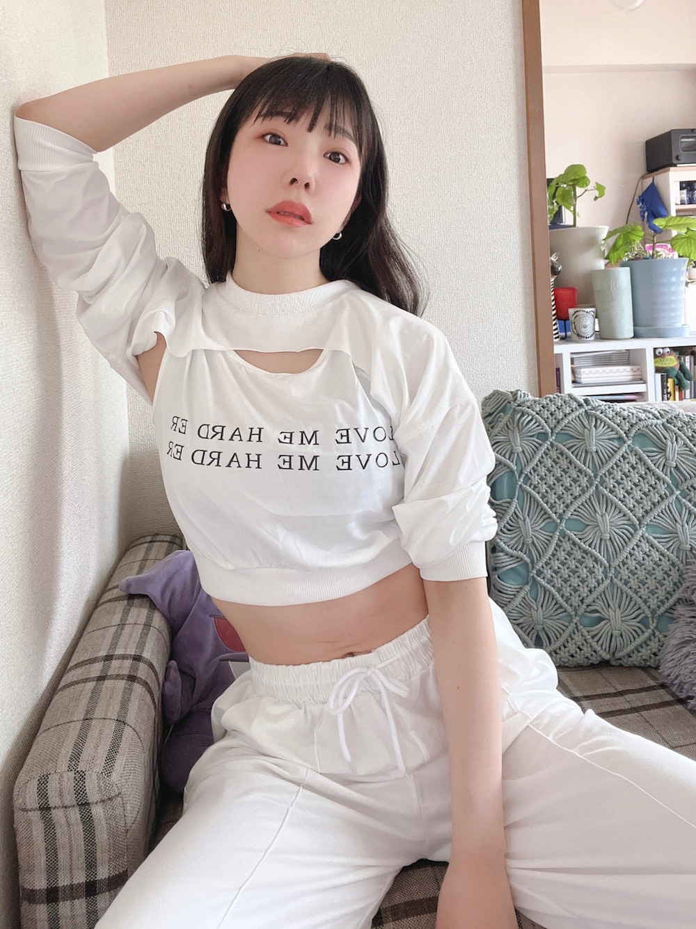 ホワイト系のスポーツグッズ、シルバー系のピアス（両耳用）、その他のその他を着用したレディースの春コーディネートの3枚目の写真