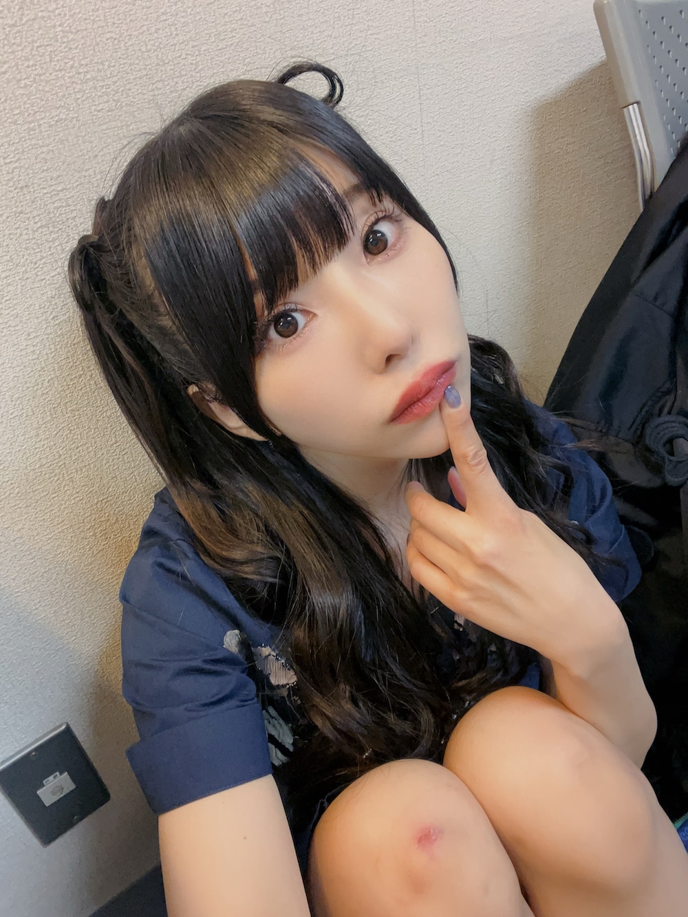 ブラック系のスウェット、ブラック系のカーゴパンツ、ブラック系のスニーカーを着用したレディースの冬コーディネートの3枚目の写真