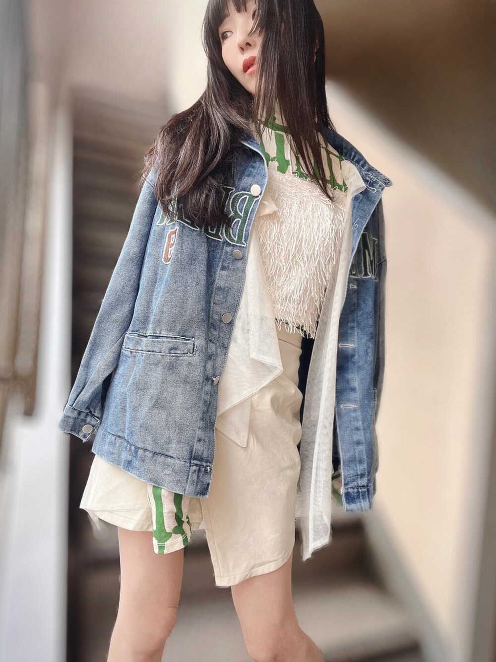 ホワイト系のその他トップス、ブルー系のデニムジャケット、グリーン系のTシャツ/カットソーを着用したレディースの秋コーディネートの2枚目の写真