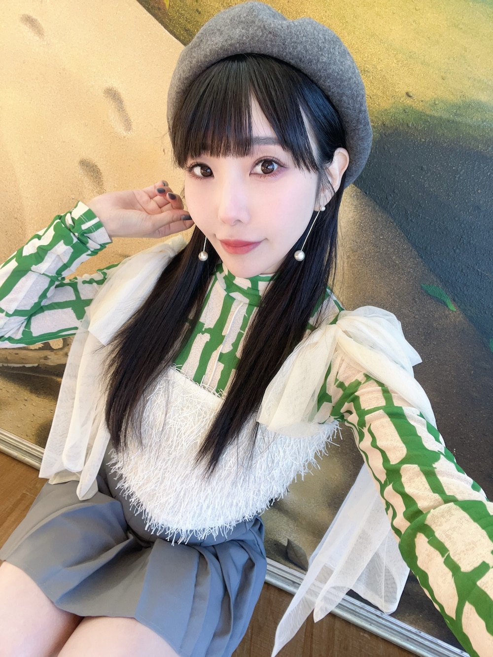 グレー系のスカート、ホワイト系のその他トップス、グリーン系のTシャツ/カットソーを着用したレディースの冬コーディネートの4枚目の写真