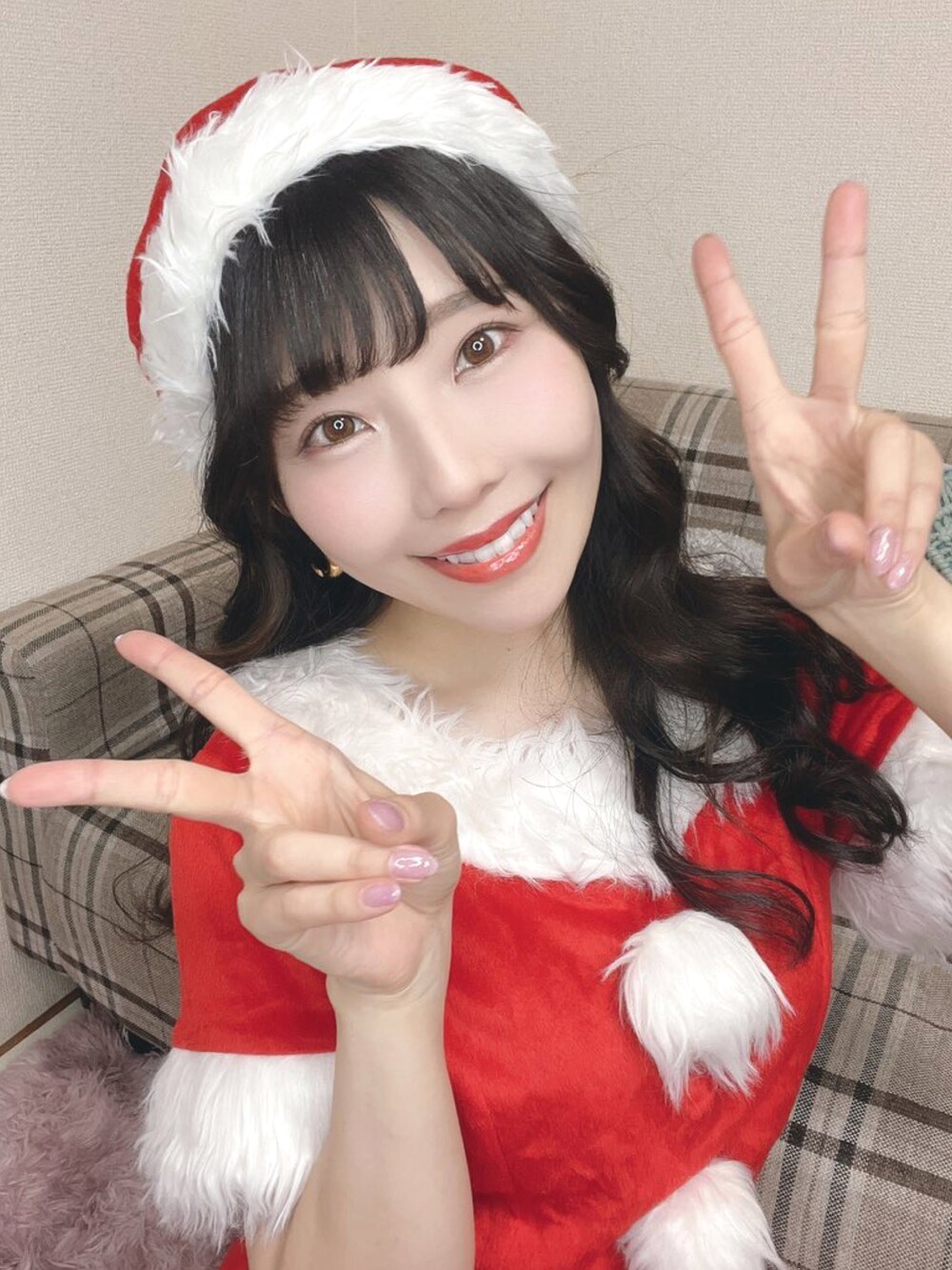 レッド系のワンピース、ゴールド系のピアス（両耳用）、その他のその他を着用したレディースの冬コーディネートの2枚目の写真