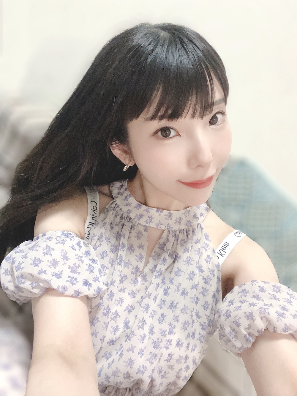 パープル系のワンピース、レッド系のサンダル、シルバー系のブレスレットを着用したレディースの夏コーディネートの2枚目の写真