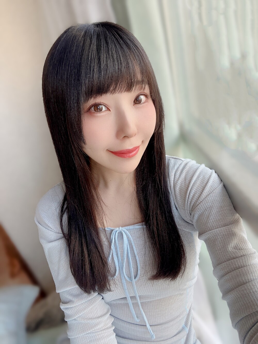 ブルー系のワンピース、パープル系のスニーカー、ホワイト系のアイシャドウを着用したレディースの春コーディネートの3枚目の写真